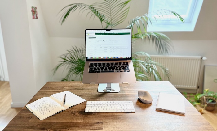 Arbeitssetting mit Laptop und Notizbuch